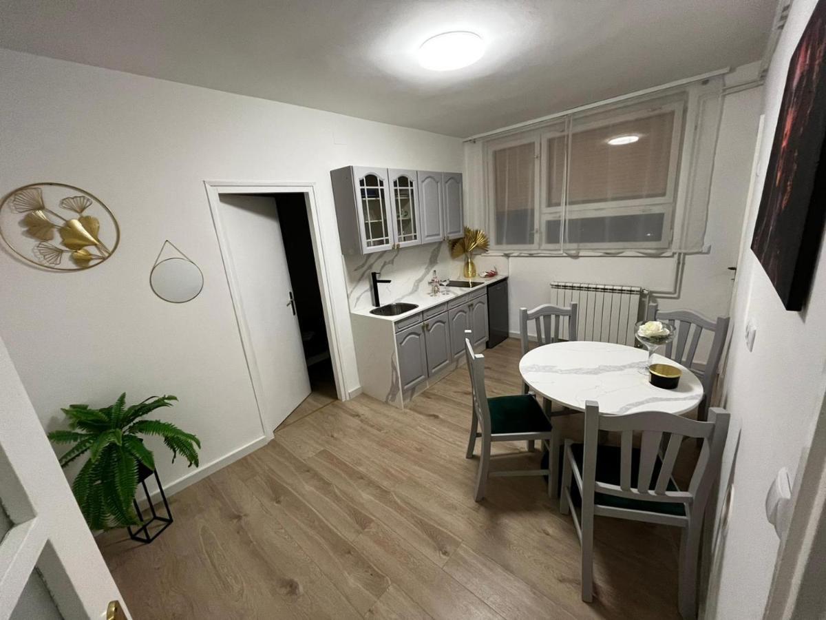 Apartman Gold Maris Lägenhet Karlovac Exteriör bild